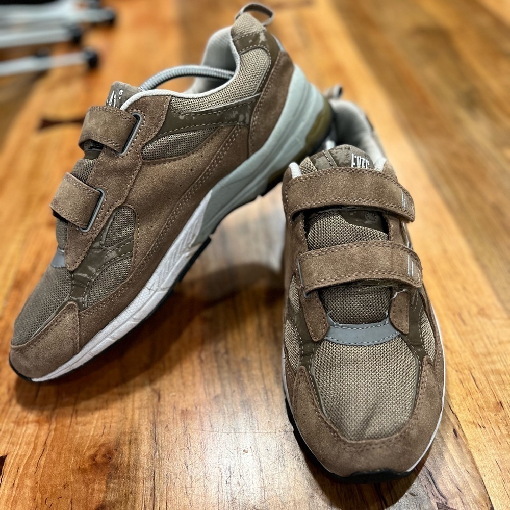 Everlast Velcro sneakers size 11 in GUC